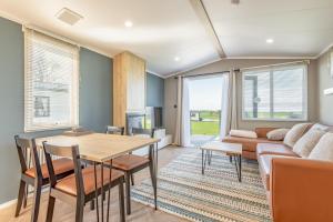 TV a/nebo společenská místnost v ubytování Lodge No 58 - Stewart's Resort Cameron