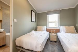 Postel nebo postele na pokoji v ubytování Lodge No 58 - Stewart's Resort Cameron