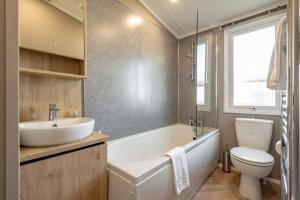 Koupelna v ubytování Lodge No 58 - Stewart's Resort Cameron + 22 fotografií