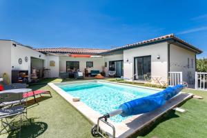 una piscina in un cortile con un grande di Les Garrigues Ensoleillées a Treilles