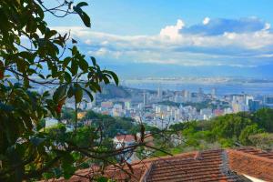 une vue d'une ville depuis le toit d'un immeuble dans l'établissement Inn House Santa Teresa, à Rio de Janeiro 37 autres photos