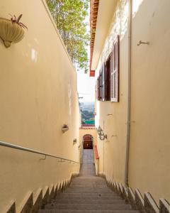 une ruelle étroite avec des escaliers entre deux bâtiments dans l'établissement Inn House Santa Teresa, à Rio de Janeiro