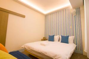 Letto o letti in una camera di One Heart Inn