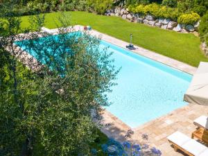 an overhead view of a swimming pool in a yard at Casa con Piscina a Portoferraio in San Giovanni