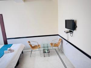 Televiisor ja/või meelelahutuskeskus majutusasutuses Hotel Jaisalmer Plaza