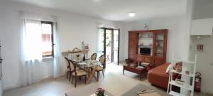 a living room with a couch and a table at La casa di Francesca in Tradate