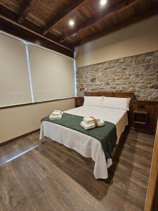 a bedroom with a bed with two towels on it at Villanueva 5 in Luces