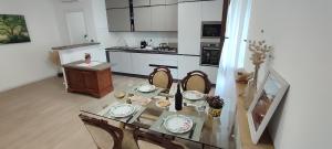 a living room with a glass table and chairs at La casa di Francesca in Tradate