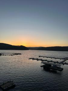 ein großes Gewässer mit einer Gruppe von Docks in der Unterkunft Villa Eifelblick Sauna&Wellness Apartment in Heimbach