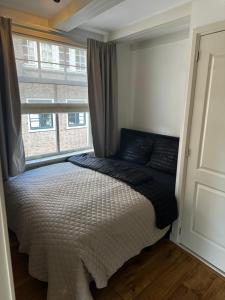 een slaapkamer met een bed en een raam bij Boutique Geldersekade in Amsterdam +3 foto's