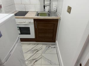 Η κουζίνα ή μικρή κουζίνα στο Cozy Studio Retreat in Croydon