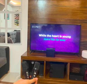 TV a/nebo společenská místnost v ubytování Balai Sais - Your Scenic Home Away from Home!