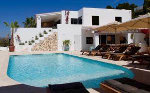 Πισίνα στο ή κοντά στο Tranquil Retreat Villa in Cap Martinet, 1063