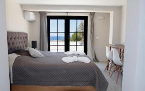 Ένα ή περισσότερα κρεβάτια σε δωμάτιο στο Tranquil Retreat Villa in Cap Martinet, 1063 +27 φωτογραφίες