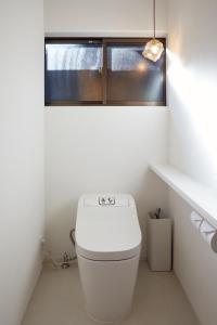 un bagno con wc e finestra di Sauna Villa ITADORI サウナヴィラ板取 a Sekimachi Altre 63 foto