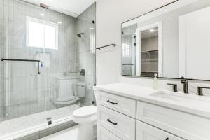 Koupelna v ubytování Modern Home with Private Yard in Northeast H-Town! + 16 fotografií