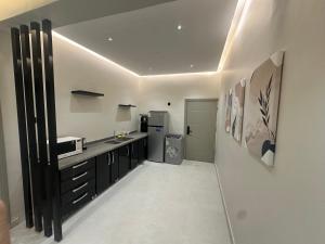 Η κουζίνα ή μικρή κουζίνα στο شقة فاخرة مودرن