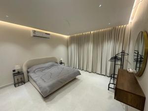 Ένα ή περισσότερα κρεβάτια σε δωμάτιο στο شقة فاخرة مودرن