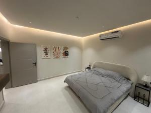 Ένα ή περισσότερα κρεβάτια σε δωμάτιο στο شقة فاخرة مودرن +2 φωτογραφίες