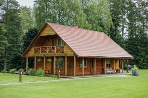 VaidavaMeldri的田野上一座红色屋顶的小木屋