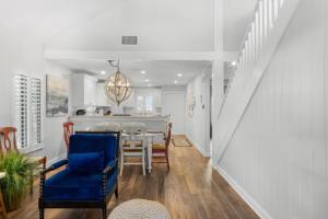 a dining room and kitchen with a table and chairs at Ventura Captiva 2B condo in Captiva