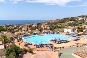 una imagen de una piscina en un resort en Calarossa Beach House, en Isola Rossa