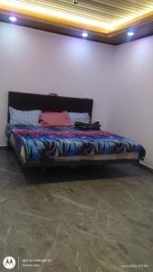 Bett in einem Raum mit durchschnittlicher Zufriedenheit in der Unterkunft Star Cottage in Munnar + 6 Fotos