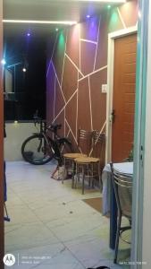 ein Fahrrad neben einem Tisch und Stühlen geparkt in der Unterkunft Star Cottage in Munnar