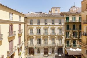 ein Mehrfamilienhaus in einer Stadt mit Balkonen in der Unterkunft Stay Unique Apartments Plaza del Marqués in Málaga