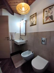 un baño con inodoro y lavabo en Uiza de San Pé, en Carloforte