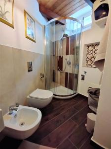 Un baño con ducha, inodoro y lavabo. en Uiza de San Pé, en Carloforte