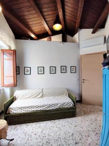 un dormitorio con una cama en una habitación en Uiza de San Pé, en Carloforte