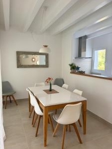 Un comedor con una mesa y sillas blancas. en B5 Villa Sueños, en Santo Tomás 12 fotos más