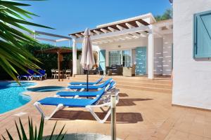 Πισίνα στο ή κοντά στο Luxury Villa in Binibeca with Jacuzzi