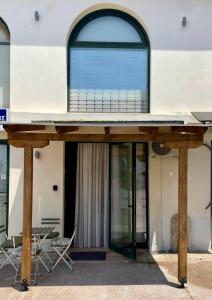 un bâtiment avec une grande fenêtre et quelques chaises dans l'établissement Seaview Oasis and Relaxation, à Paralia Dionisiou