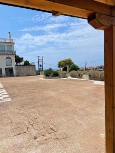 un parking vide devant un bâtiment dans l'établissement Seaview Oasis and Relaxation, à Paralia Dionisiou