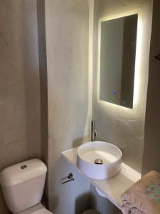 une salle de bain blanche avec un lavabo et des toilettes dans l'établissement Seaview Oasis and Relaxation, à Paralia Dionisiou