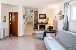 un soggiorno con divano e camino di Agriturismo Baia degli Ulivi a Massa Marittima