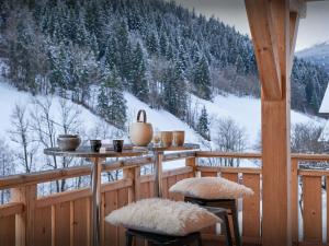 balcone con tavolo e 2 sgabelli con vista. di Chalet Julero - OVO Network a Le Grand-Bornand Altre 21 foto
