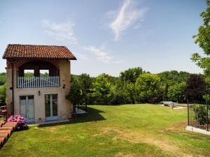 uma pequena casa no meio de um quintal em Large country house among the hazelnuts - Unesco em Castellero