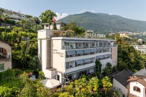 een luchtfoto van het Avalon Hotel bij Hotel La Perla in Ascona