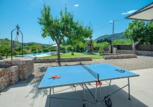 une table de ping-pong devant une piscine dans l'établissement Owl Booking Villa La Rafal - Luxury Retreat with Mountain Views, à El Port 28 autres photos