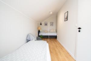 una camera da letto mansardata con letto e specchio di Sielski ZAKĄTEK a Jastrzębia Góra