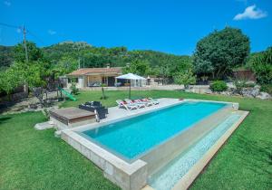 une piscine dans une cour avec des chaises autour dans l'établissement Owl Booking Villa La Rafal - Luxury Retreat with Mountain Views, à El Port