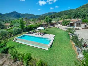 - une vue sur la cour et la piscine dans l'établissement Owl Booking Villa La Rafal - Luxury Retreat with Mountain Views, à El Port