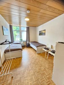 Giường trong phòng chung tại -MrWohnraum- Apartments in Dillenburg - bis zu 6 Personen