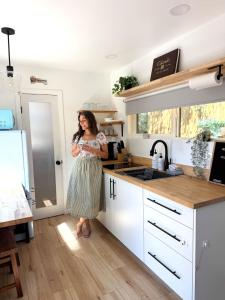 Cargo Casita Shipping Container Tiny Home的厨房或小厨房