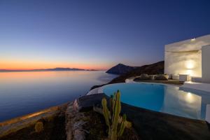 Áno MeriáCALDERA CASABLANCA的带游泳池的别墅和夜晚的大海