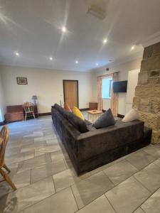 una sala de estar con un sofá y una mesa en Padley Farm, en Bradfield