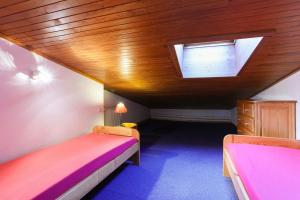 Zimmer im Dachgeschoss mit 2 Betten und einem Dachfenster in der Unterkunft travelski home classic - Résidence Meijotel in Les Deux Alpes